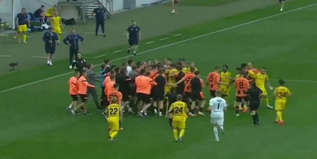 SUDIJA PODELIO ŠEST CRVENIH Šahtjor osvojio titulu u Ukrajini, ali meč obeležila tuča (VIDEO)