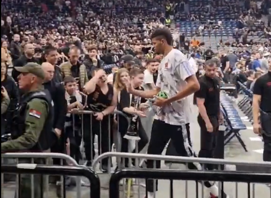 SLATKA „OSVETA“ Mali navijač Partizana nasamario centra Reala… Tavares se oglasio na Tviteru (VIDEO)