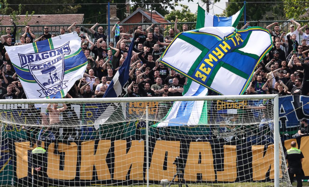„RAT“ TRANSPARENTIMA Zemun ozbiljno prozvao navijače OFK Beograda, oni im uzvratili šaljivom porukom! (FOTO)