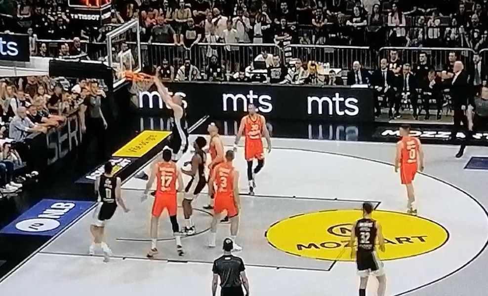 VRI U ARENI Smailagić i Trifunović zakucali Ljubljančane, Partizan ima dvocifrenu prednost (VIDEO)