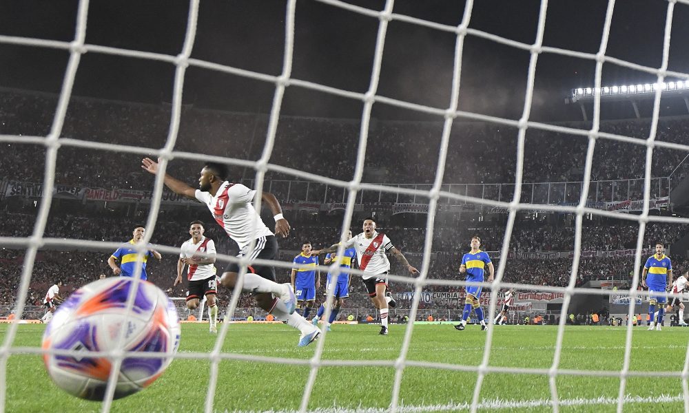 SUPERKLASIKO Derbi Rivera i Boke rešen u trećem minutu nadoknade, stadion je goreo, na terenu pljuštali crveni kartoni! (VIDEO)