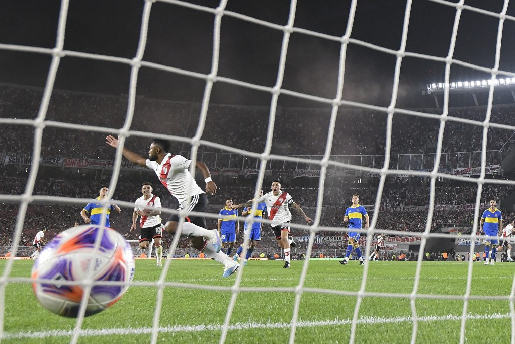 SUPERKLASIKO Derbi Rivera i Boke rešen u trećem minutu nadoknade, stadion je goreo, na terenu pljuštali crveni kartoni! (VIDEO)