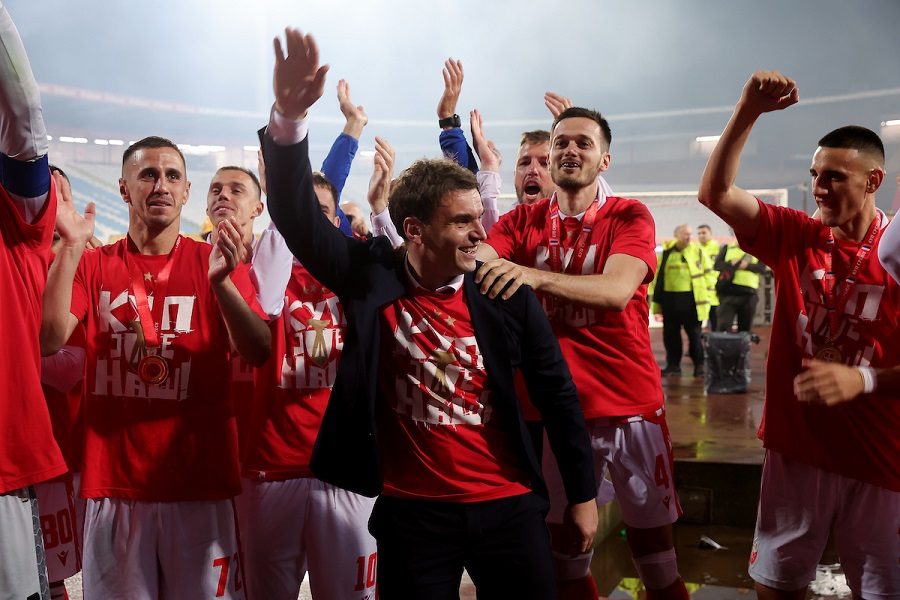 ZVEZDI NIJE VALJAO Arapi zbog Milojevića naučili ćirilicu! Zastavu obrnuli, ali poruka koja pogađa u srce! (FOTO)