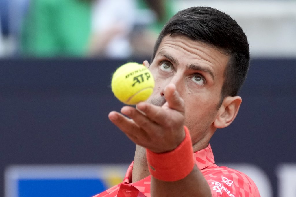 VELIKI NOLE Đoković prekinuo trening kako bi pomogao dečaku i zaslužio aplauz (VIDEO)