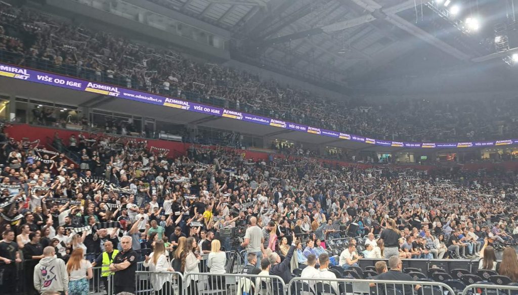 PONOVO U „ARENI“ Pogledajte atmosferu na najvažnijoj utakmici za Partizan (VIDEO)