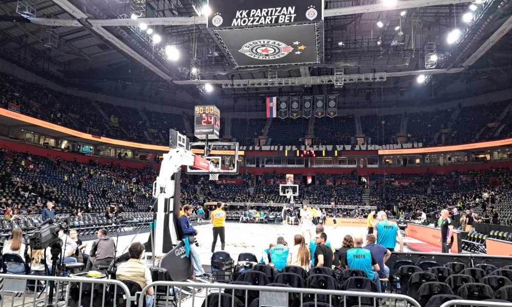 „GROBARI“ SPREMILI KOREOGRAFIJU Pogledajte kako će da izgleda južna tribina pre početka utakmice! (FOTO)