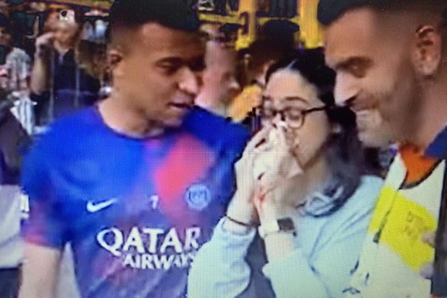 INTERVENISALI LEKARI Mbape pogodio devojku loptom u nos… Na kraju dobila posebno izvinjenje (VIDEO)