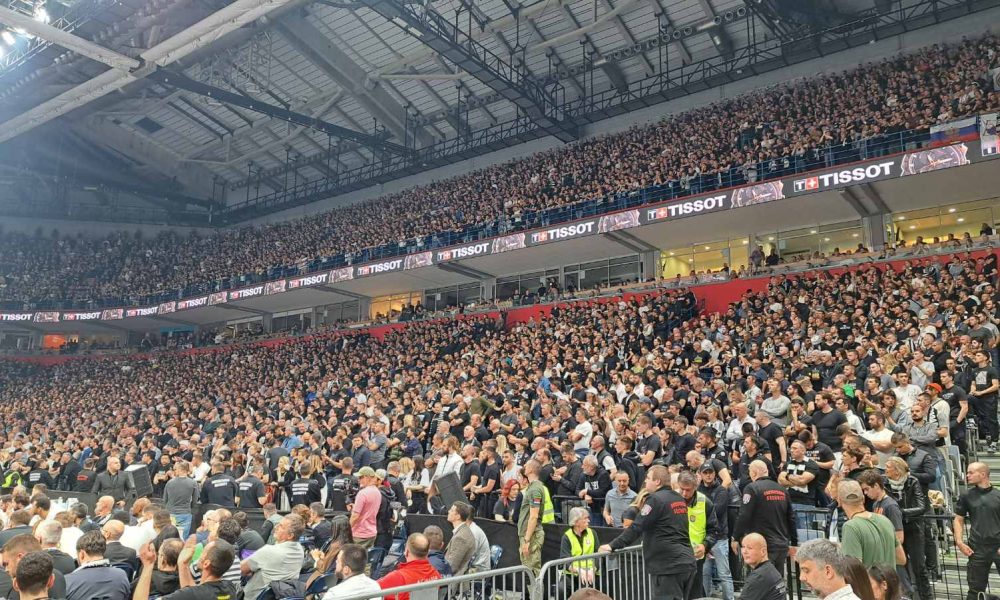 TUGA „Grobari“ poslali snažnu poruku, pa bacili cveće na teren (FOTO+VIDEO)