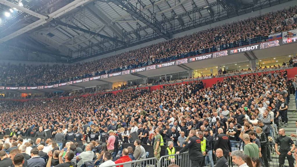 TUGA „Grobari“ poslali snažnu poruku, pa bacili cveće na teren (FOTO+VIDEO)