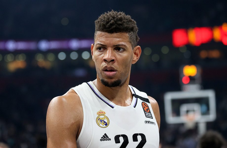 Tavares MVP četvrtih mečeva plej-ofa Evrolige, a iza njega je igrač Partizana