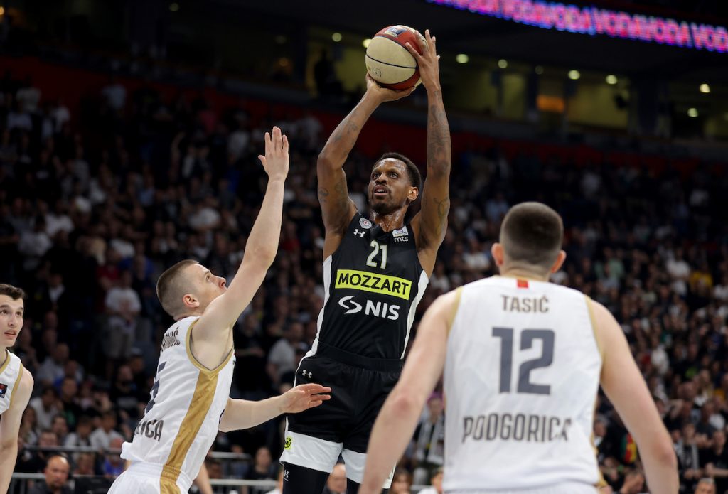 ISKALIO BES Ovo je već pravi Partizan, koš pun do vrha! Crno-beli demolirali Crnogorce i prošli u polufinale (VIDEO)