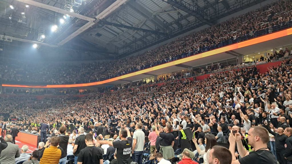 POČAST „Grobari“ skandirali ime nastradalog u tragediji (VIDEO)