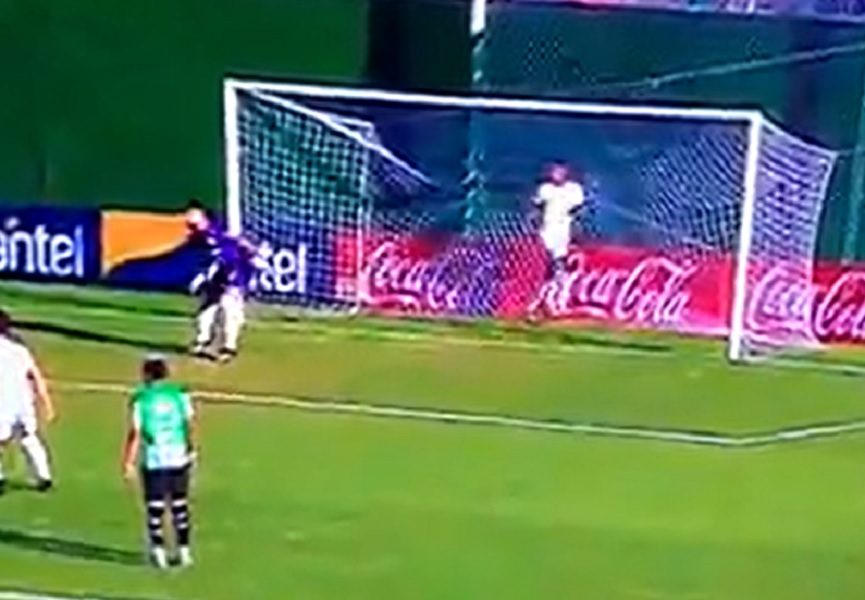 ŠTA JE JOŠ MOGLO DA MU SE DESI? Dao je autogol, kada je zamenjen potrčao je ka klupi, ali je promašio put! (VIDEO)