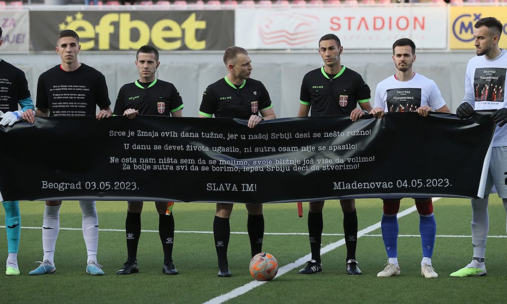 TUGA NA „KROVU“ Fudbaleri Zvezde i Voždovca odali počast ubijenima, transparent „delija“ ledi krv u žilama (FOTO)