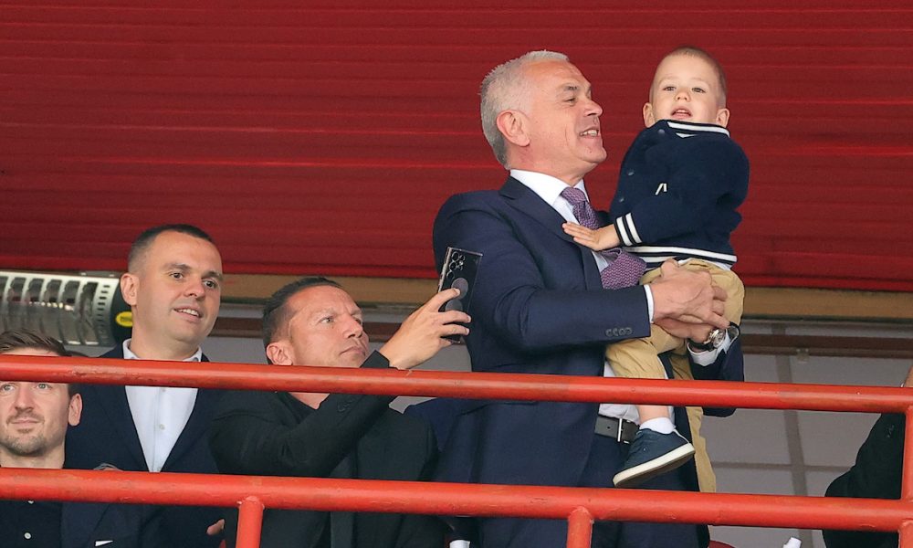FOTO-UBOD Terzić u loži sa unukom, Bahar prvo čitao sastav Zvezde, a onda su ga fascinirale „delije“ (FOTO)