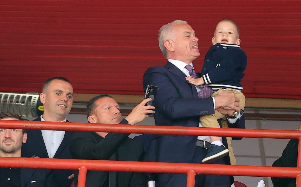 FOTO-UBOD Terzić u loži sa unukom, Bahar prvo čitao sastav Zvezde, a onda su ga fascinirale „delije“ (FOTO)