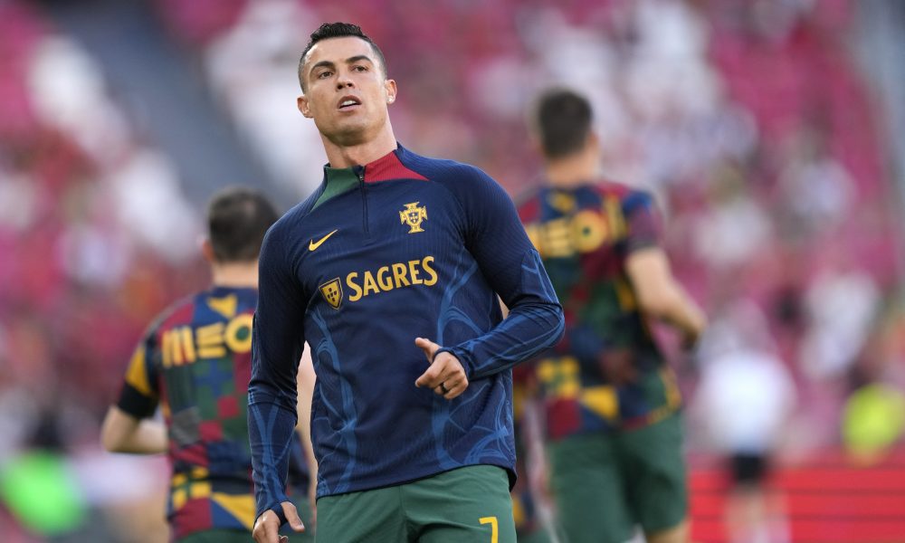 SULUDA SCENA Ronalda tokom igre „spopao“ navijač! Uhvatio ga i podigao… Neprocenjiva reakcija legende (FOTO+VIDEO)