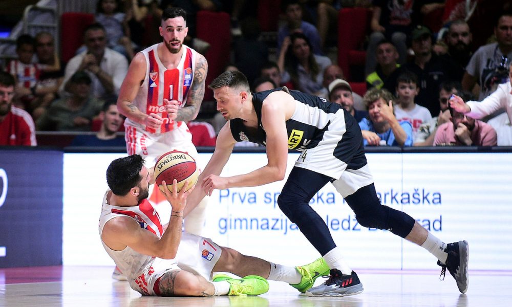 ŠMEKERSKI Igrači Zvezde zaštitili kolege iz Partizana od predmeta! Pogledajte fer-plej potez crveno-belih (VIDEO)