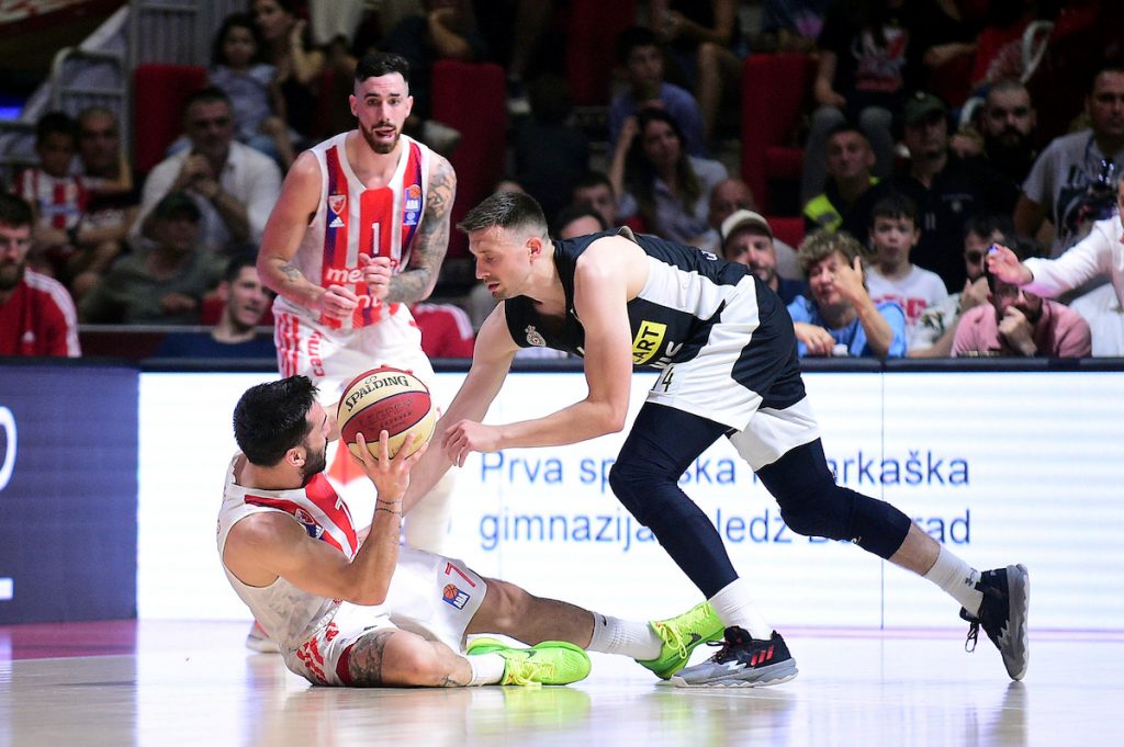 ŠMEKERSKI Igrači Zvezde zaštitili kolege iz Partizana od predmeta! Pogledajte fer-plej potez crveno-belih (VIDEO)