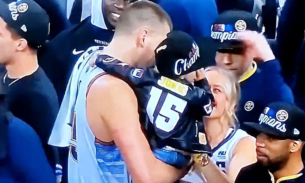 SCENA ZA PONOS I SUZE Ćerkica u naručju, brat ga ljubi u glavu, a dvorana skandira – MVP! (VIDEO)