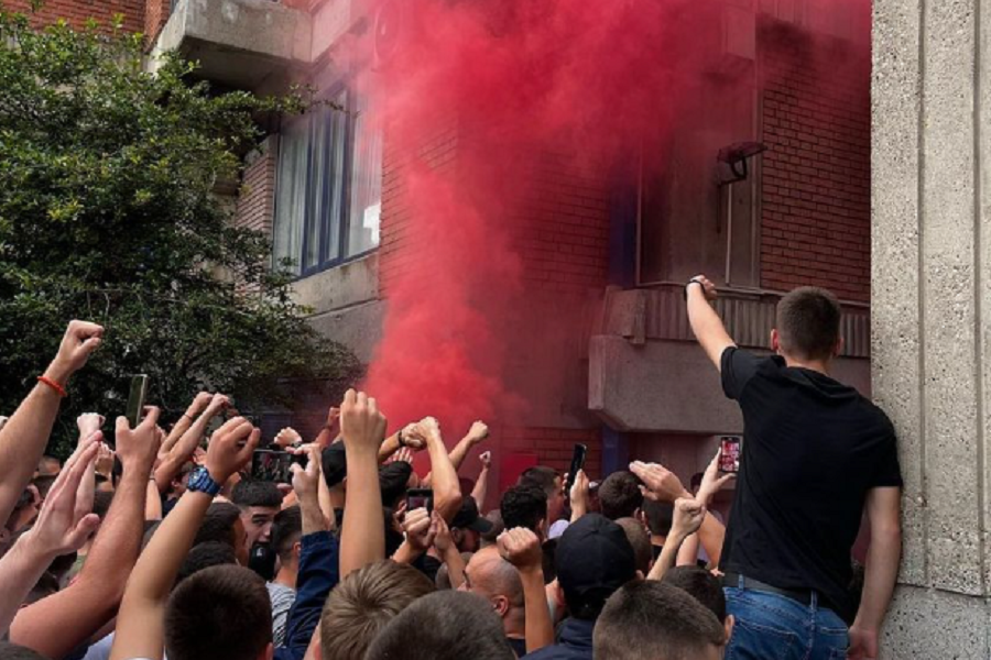 NEMA PREDAJE „Delije“ pred Pionirom dočekale košarkaše, gorele baklje i gromoglasna podrška (VIDEO)
