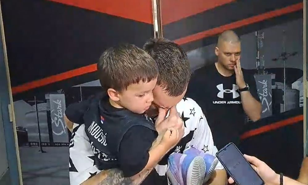 SAVLADALE GA EMOCIJE Anđušić nosio sina u naručju, pa zaplakao pred novinarima (VIDEO)