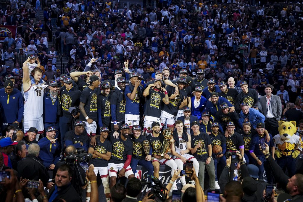 SRBI OKUPIRALI AMERIKU Počinje novo izdanje NBA lige! Jokić brani titulu, Bogdanović napada plej-of… Pratiće se i „srpski“ Tander!