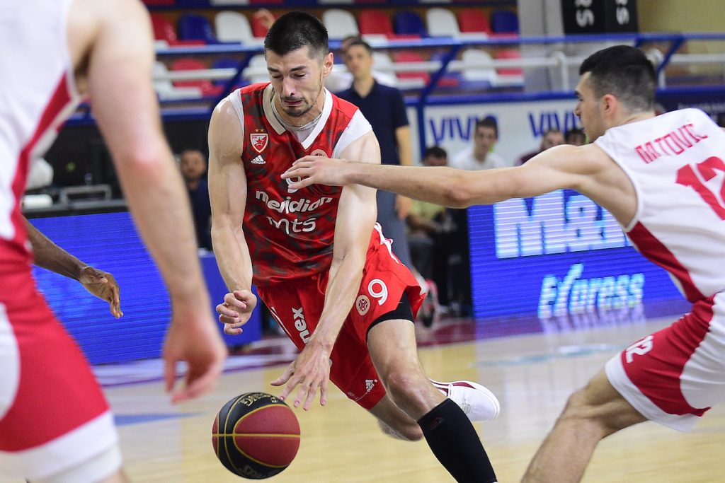 POLUVREME Zvezda krenula loše, pa se „opasuljila“! Mitrović nastavio gde je stao… Značajno jači otpor FMP-a