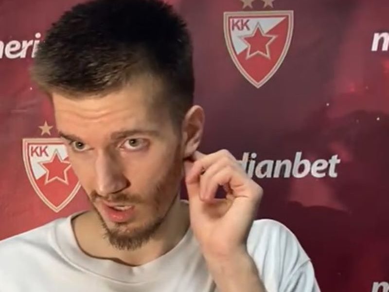 OZBILJNA PROZIVKA Igrač Partizana simulirao sirenu dok je Petrušev davao izjavu! (VIDEO)