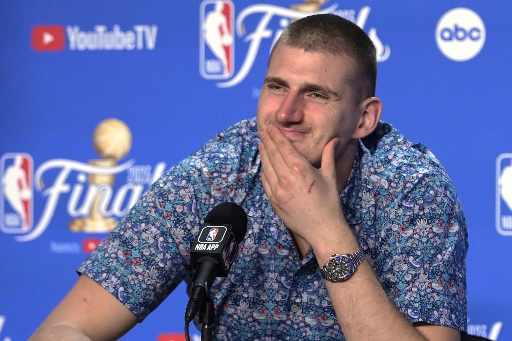 ŠTA ĆE DA BUDE SA ŠAMPIONSKIM PRSTENOM? Novinar mu dao originalnu ideju! Jokić: Prijatelju, sviđa mi se tvoj predlog, ali… (VIDEO)