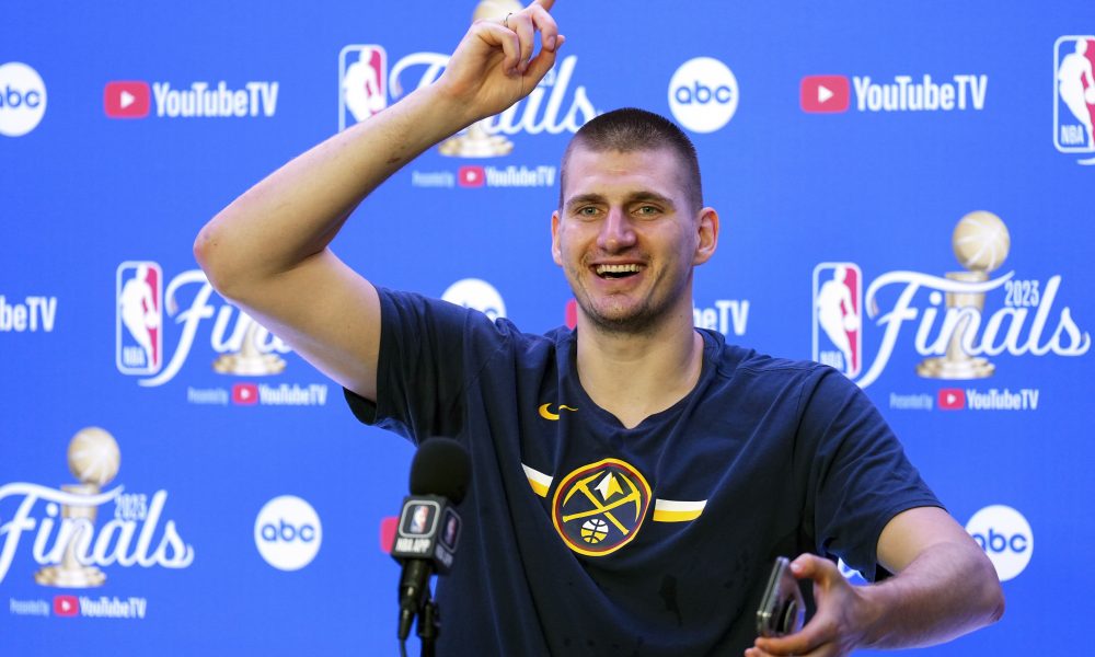 JOKIĆ: Kada je parada? Ne! Moram da idem kući! Dobar je trenutak da budeš Srbin! (VIDEO)