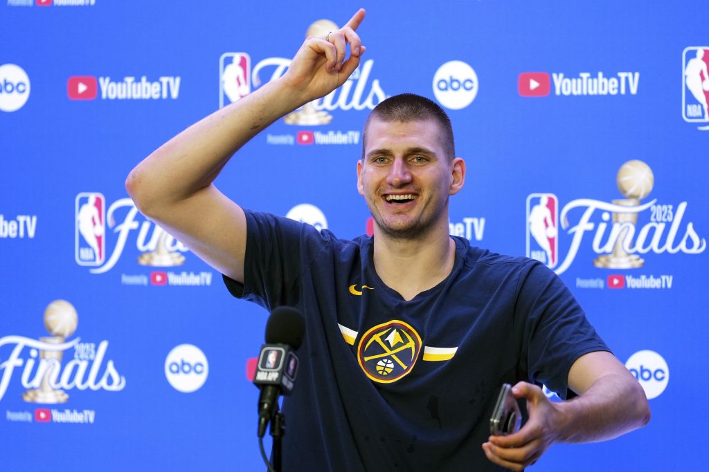 JOKIĆ: Kada je parada? Ne! Moram da idem kući! Dobar je trenutak da budeš Srbin! (VIDEO)