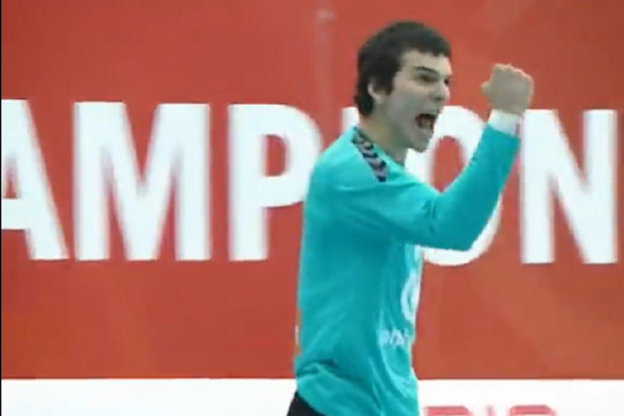 Zapamtite ovo ime… Golman juniorske reprezentacije Srbije čini čuda! Oduševiće vas odbrane (VIDEO)