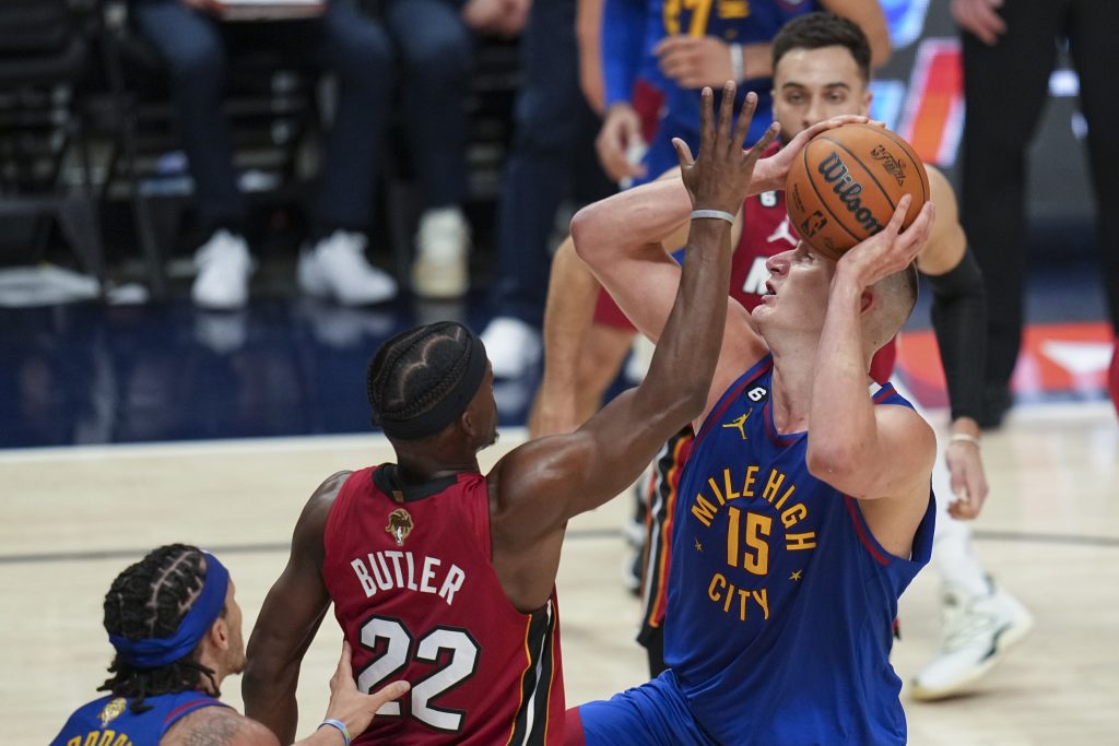 PRVI KORAK KA PRSTENU Denver pobedio, Jokić fenomenalan, poigravao se sa Majamijem! (VIDEO)
