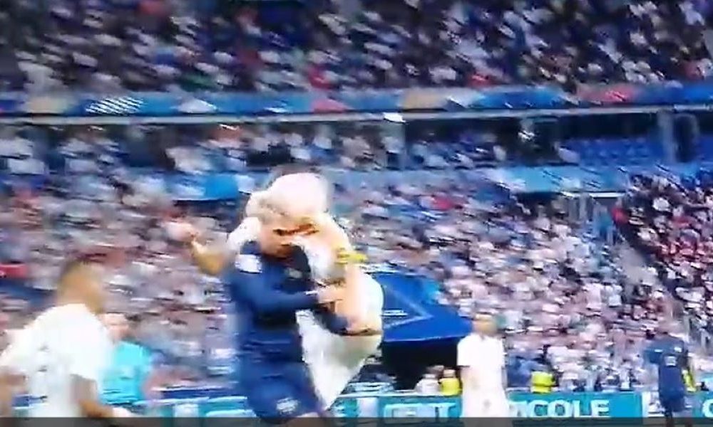 DIREKT U GLAVU Grizman nokautiran na terenu, krv mu tekla niz lice (VIDEO)