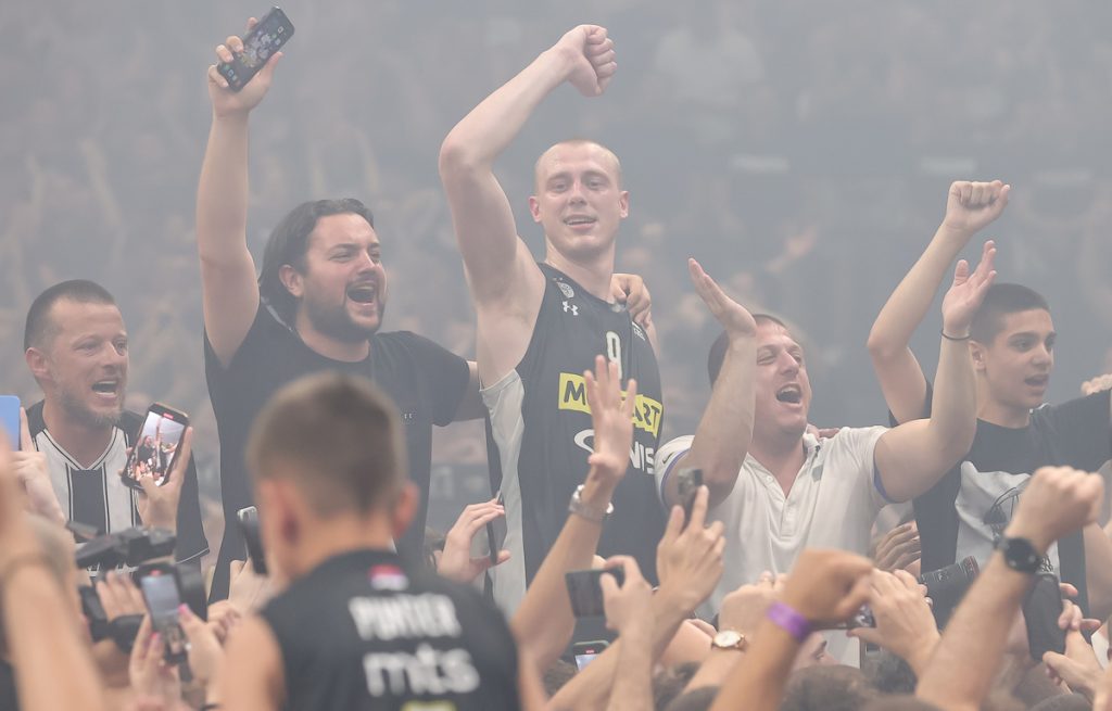 RUŽNO Smailagić poveo pogrdno navijanje protiv Zvezde! (VIDEO)