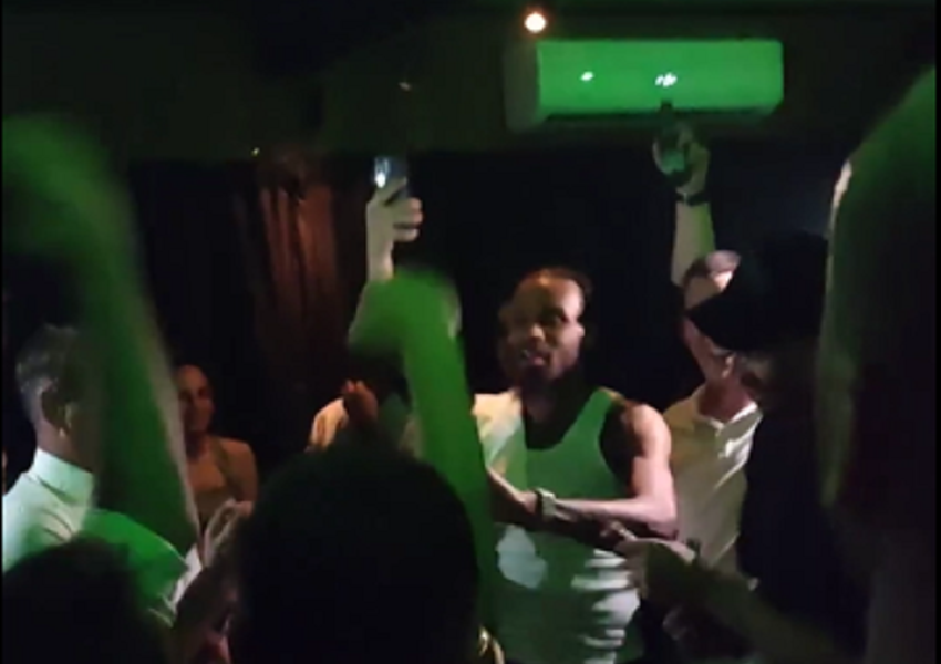 ŽURKA ZA KRAJ Šampanjac uz „Lijte kiše, hladne vode, Zvezda ode“ (VIDEO)