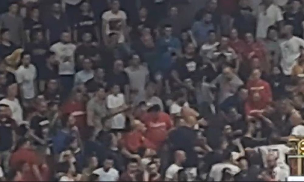 HAOS U ZAVRŠNICI Meč prekinut zbog tuče na tribinama (VIDEO)