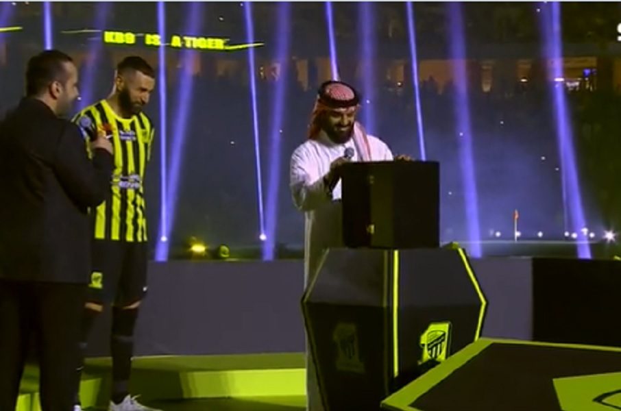 OVO JOŠ NIJE VIĐENO Benzema predstavljen u Saudijskoj Arabiji, a onda je šeik otvorio kofer… (VIDEO)