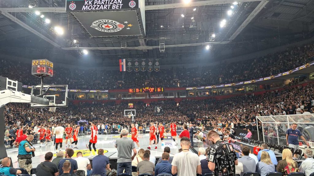 LITVANSKI NOVINAR DOŠAO NA DERBI Barmen ga odmah prepoznao, a konobar mu poručio da se nada da će jedan igrač večitih sve da promaši! (FOTO)