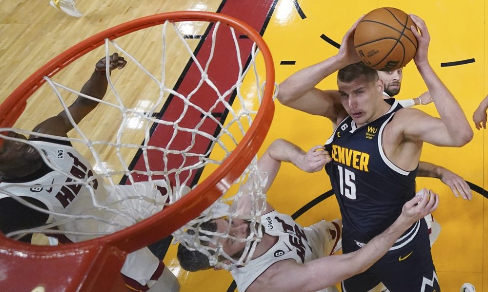 VAŽAN POTPIS U DENVERU On će pod košem da pomaže Jokiću u ovoj sezoni (FOTO)