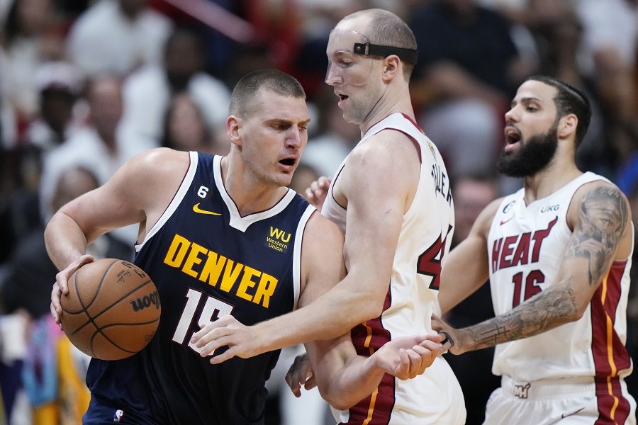 SVAKOG DANA NOVI REKORD Jokić uspeo ono što niko nije za 77 godina NBA lige! Proslavio s braćom (VIDEO)