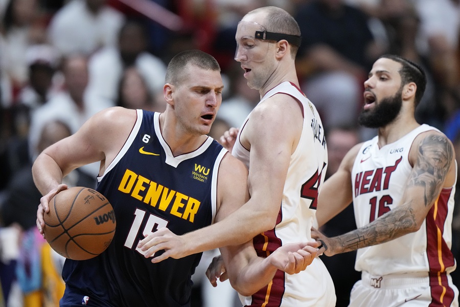 SVAKOG DANA NOVI REKORD Jokić uspeo ono što niko nije za 77 godina NBA lige! Proslavio s braćom (VIDEO)