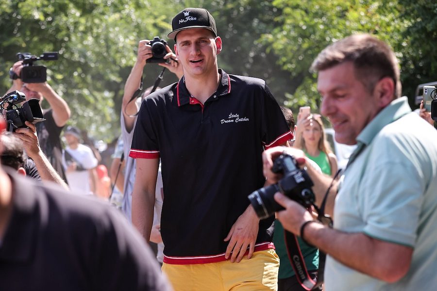PAPARACO Jokić i Gordon uslikani na gradskom bazenu u Somboru, a hit potpis ispod slike je „zapalio“ internet (FOTO)