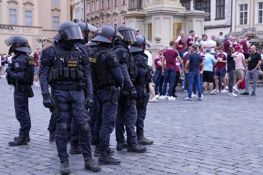 MISLILI SMO DA SMO SVE VIDELI Dao gol za pobedu, pa ga na terenu uhapsila policija (VIDEO)