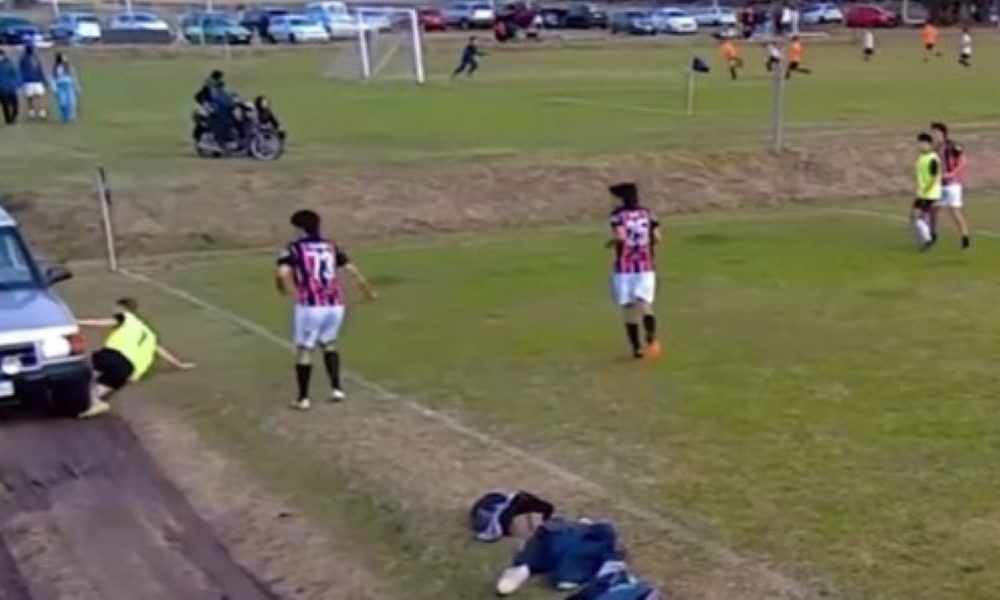 NEVEROVATNO Automobil naleteo na fudbalera tokom utakmice (VIDEO)