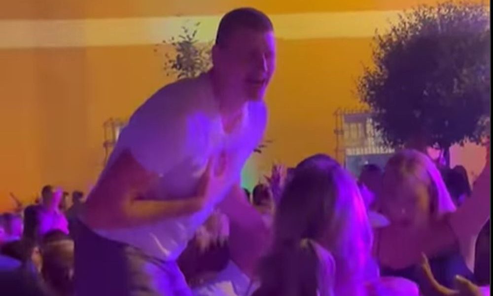 UDRI BRIGU NA VESELJE Isplivao snimak Jokića u kafani! Pogodila ga pesma, pa se popeo na stolicu (VIDEO)