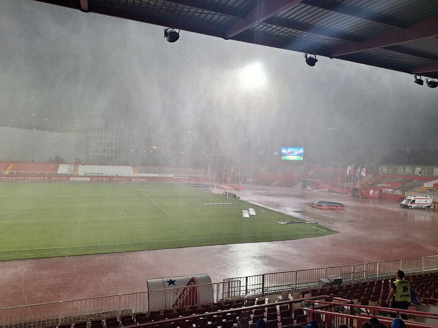 HAOS U NOVOM SADU Nezapamćeno nevreme prekinulo zagrevanje fudbalera Vojvodine i Borca! Lete klupe, reklame iza gola…. (FOTO+VIDEO)