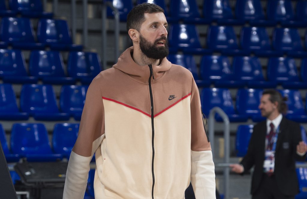 NOVA DESTINACIJA Mirotić sleteo u Milano i razvio crveno-beli šal! Srdačan doček za najveće pojačanje (FOTO+VIDEO)