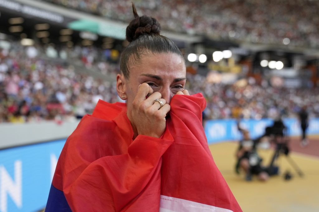 SLIKA GOVORI 1000 REČI Svetska kraljica – Ivana Vuleta! Suze, srpska zastava i ponos do neba (FOTO)